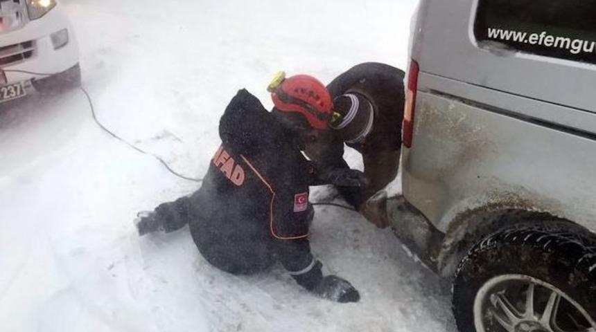 Afad Yolda Kalanları Kurtarıp Kumanya Dağıttı