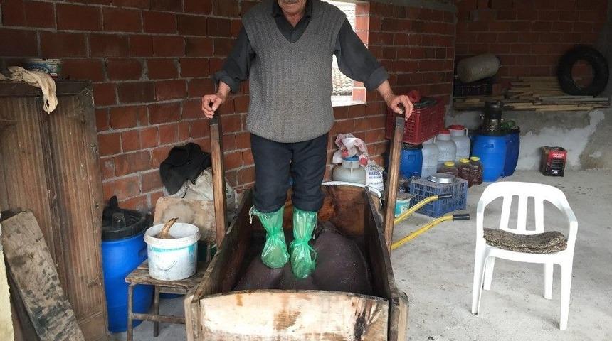 Manisa&rsquo;da 600 Yıllık Y&ouml;ntemle Zeytin Yağı &Ccedil;ıkarılıyor