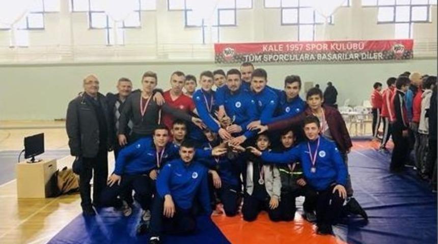 Bigalı G&uuml;reş&ccedil;iler Madalyalarla D&ouml;nd&uuml;