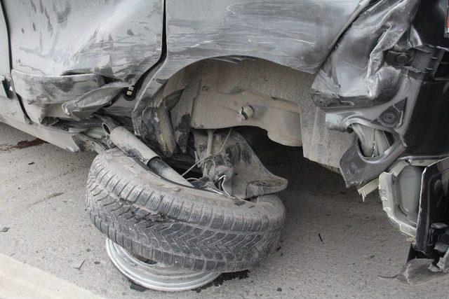 Otomobil, Emniyet Şeridinde Duran Hafif Ticari Araca Çarptı: 1 Yaralı 1