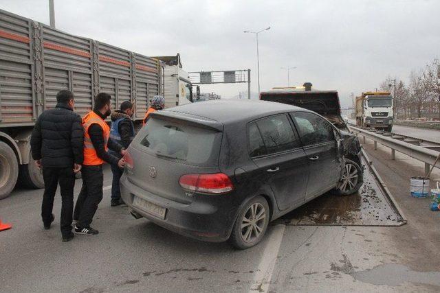 Otomobil, Emniyet Şeridinde Duran Hafif Ticari Araca Çarptı: 1 Yaralı 2