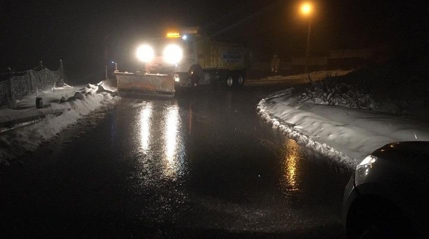 Kar Ekipleri K&ouml;y Yollarını A&ccedil;ık Tutuyor