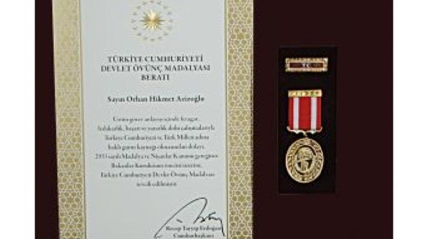 Uluslararası &Uuml;niversiteler Konseyi Kurucu Başkanı Azizoğlu&rsquo;na Devlet &Ouml;v&uuml;n&ccedil; Madalyası