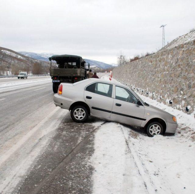 Tokat’ta Buzlanma Kazalara Yol Açtı: 5 Yaralı