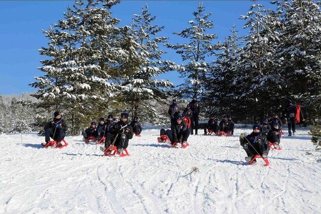 İzciler Kış Kampında Zorlu Şartlarda Yaşamayı Öğreniyorlar