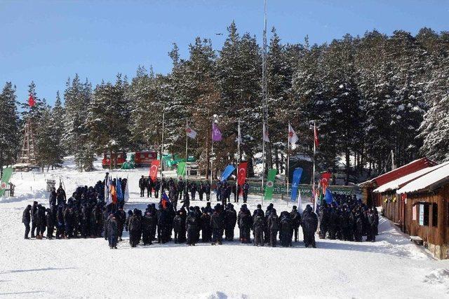 İzciler Kış Kampında Zorlu Şartlarda Yaşamayı Öğreniyorlar