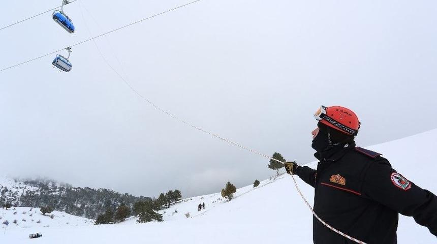 İtfaiyeden Kayak Merkezinde Ger&ccedil;eğini Aratmayan Tatbikat
