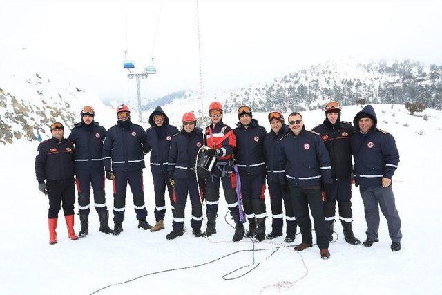 İtfaiyeden Kayak Merkezinde Gerçeğini Aratmayan Tatbikat