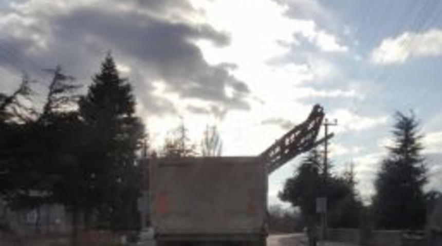 Çivril’de Kamyonla Tehlikeli Taşımacılık