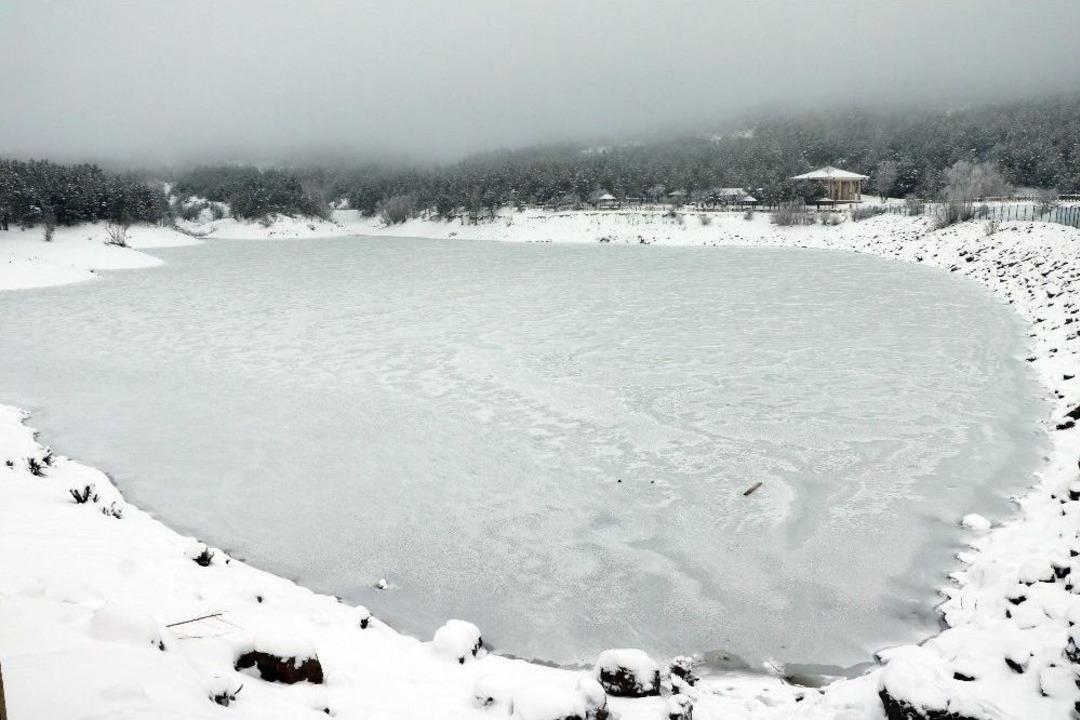 Yozgat&rsquo;ta G&ouml;letler Dondu, Yama&ccedil;larda Sarkıtlar Oluştu
