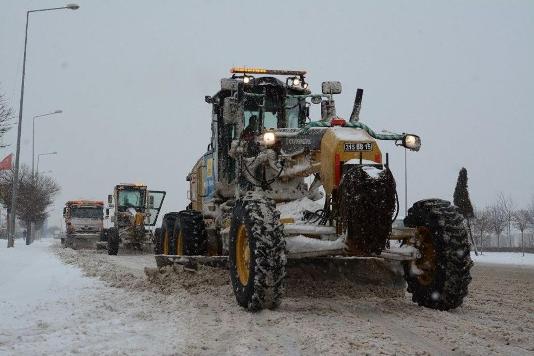 Konya&rsquo;da Ekipler 31 İl&ccedil;ede 24 Saat Kar Mesaisinde