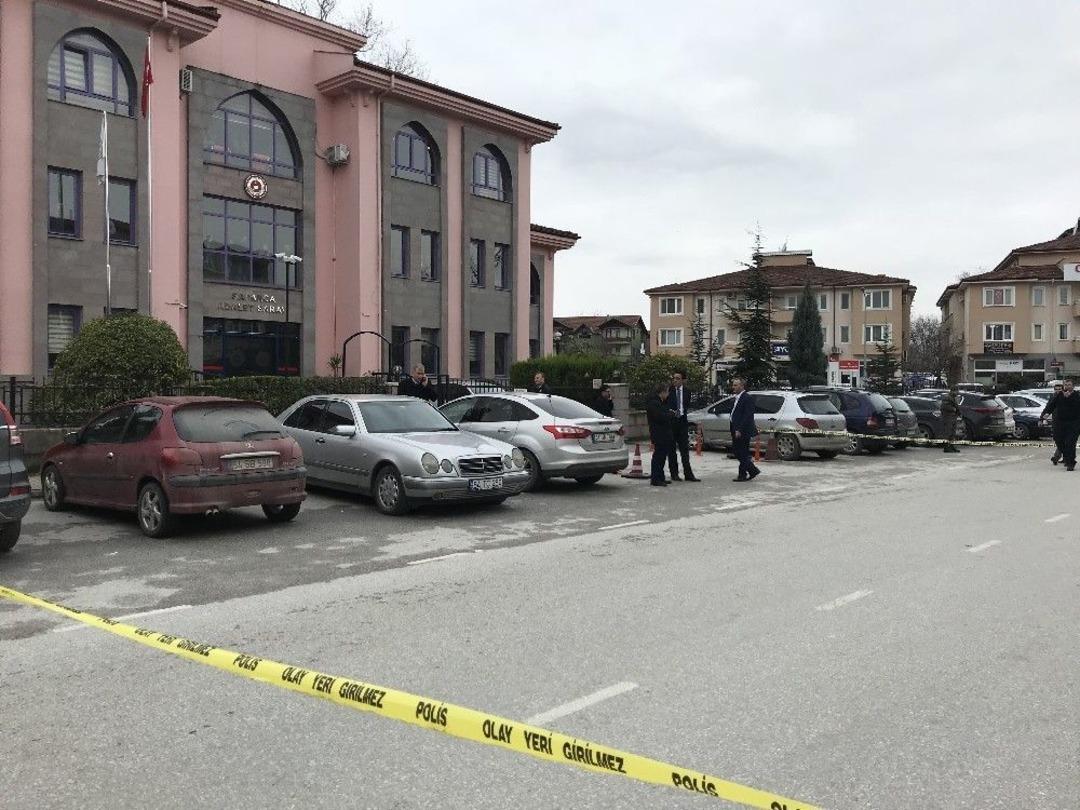 Adalet Sarayı &Ouml;n&uuml;nde Silahlı &Ccedil;atışma: 4 Yaralı