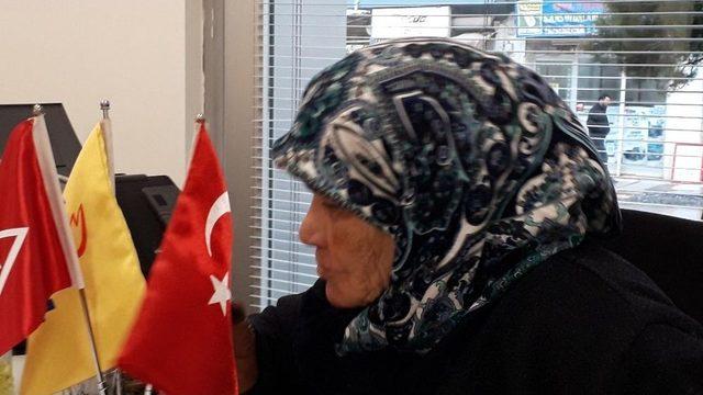 Gülçin Teyze’den Zeytin Dalı Harekatı’ndaki Askerler İçin Dua