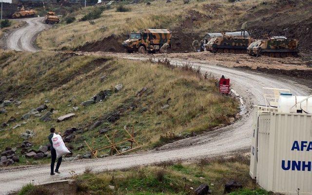 Mevzideki Askerlerin Üşümemesi İçin Odun Taşıdı