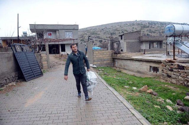 Mevzideki Askerlerin Üşümemesi İçin Odun Taşıdı