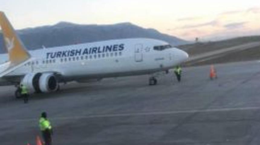 Motoru Arızalanan 110 Yolculu Uçak Pistte Kaldı