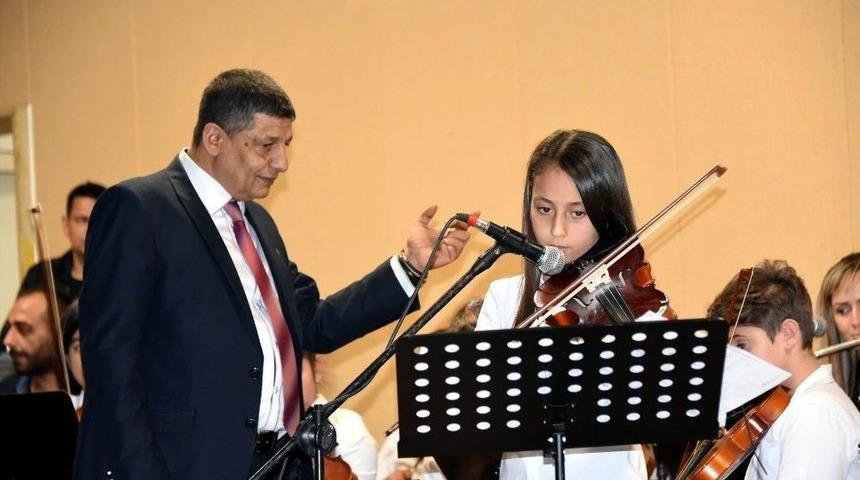 Salihli&rsquo;de Minik Ellerden B&uuml;y&uuml;k Konser