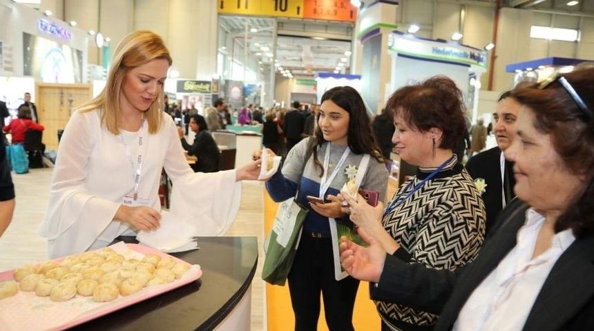 Turizm Fuarında Bayraklı R&uuml;zgarı