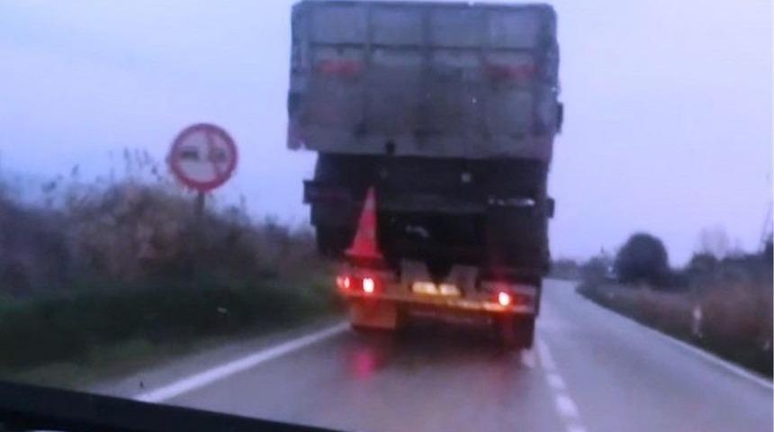 &Ccedil;ekiciye Y&uuml;klenen Kamyon Kazaya Davetiye &Ccedil;ıkardı