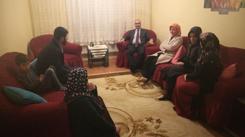 Başkan Aydın, Halep İ&ccedil;in Y&uuml;z&uuml;ğ&uuml;n&uuml; Bozduran Kadını Ziyaret Etti