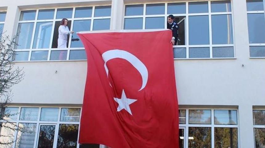 Şehit Eşinin Okuluna Bayrak Asıldı