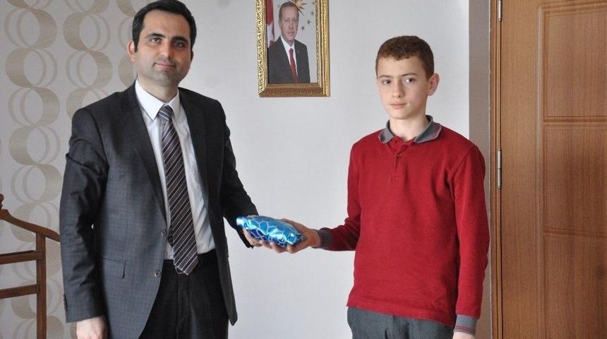 Finike Kaymakamı Başarılı &Ouml;ğrencileri &Ouml;d&uuml;llendirdi
