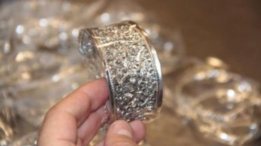 D&uuml;nya G&uuml;mr&uuml;k G&uuml;n&uuml;&rsquo;nde 100 Kilo Ka&ccedil;ak G&uuml;m&uuml;ş Ele Ge&ccedil;irildi