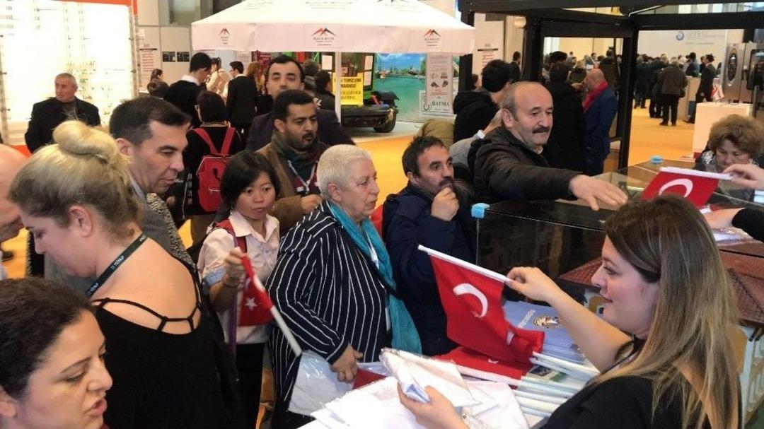 Turizm Fuarında T&uuml;rk Bayrağına Yoğunluk İlgi