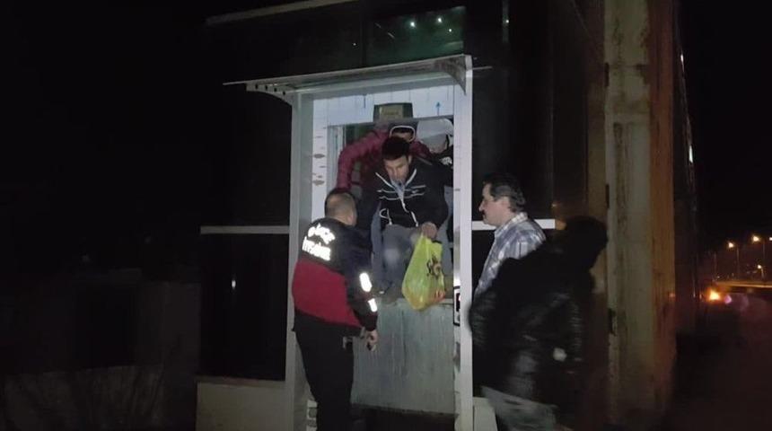 Engelli Asans&ouml;r&uuml;nde Mahsur Kalan Gen&ccedil;leri İtfaiye Kurtardı