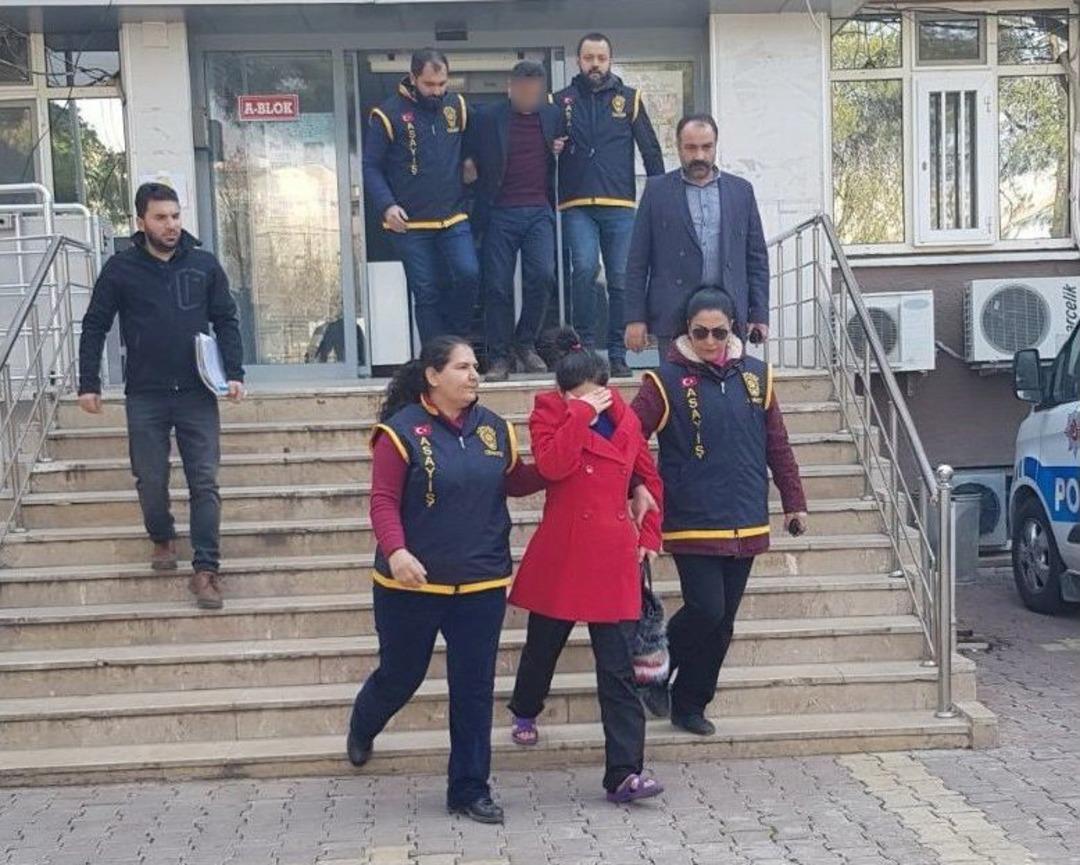 Vicdansız Anne Kızını Elbiseyle Boğmaya &Ccedil;alıştı