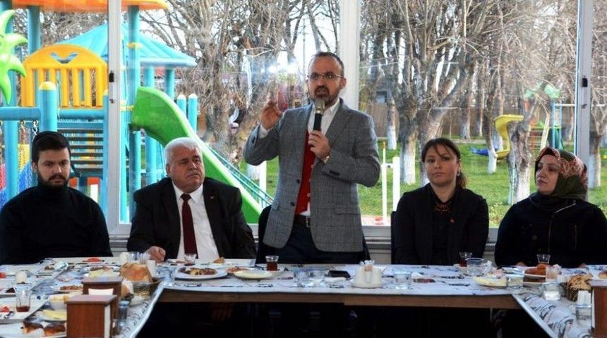 Ak Parti &Ccedil;anakkale Milletvekili B&uuml;lent Turan&rsquo;dan Bildiri Dağıtan Sanat&ccedil;ılara Sert Tepki