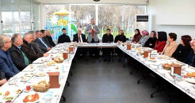 Ak Parti Çanakkale Milletvekili Bülent Turan’dan Bildiri Dağıtan Sanatçılara Sert Tepki