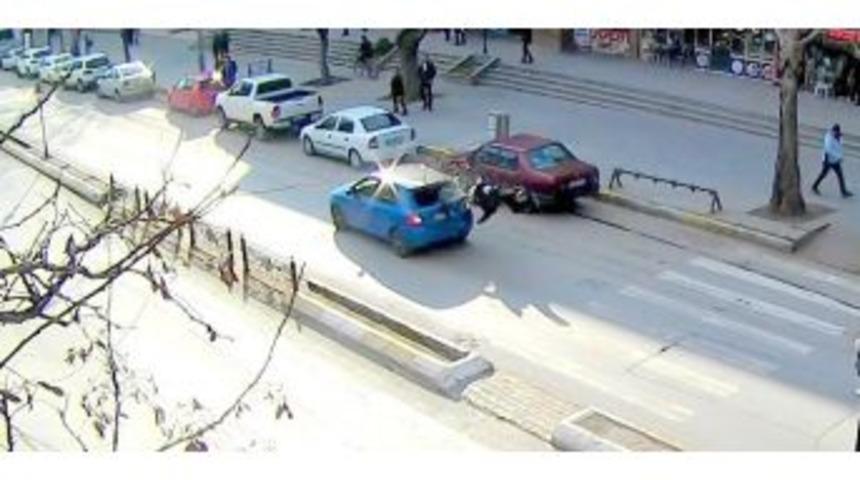 Erzincan&rsquo;da Dikkatsiz S&uuml;r&uuml;c&uuml;lerin Yayalara &Ccedil;arpması Kameralara Yansıdı