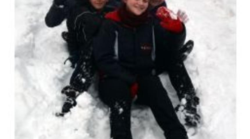 Kar Yağışına En &Ccedil;ok &Ccedil;ocuklar Sevindi