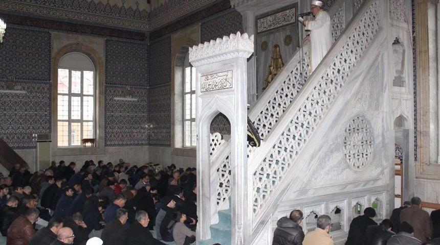 Top Atışları Altında Cuma Namazı