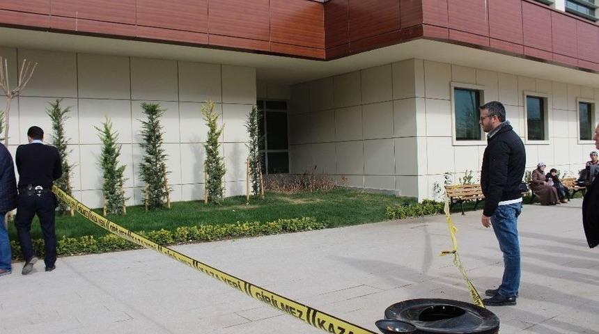 Tedavi İ&ccedil;in Gittiği Hastane &Ccedil;atısından Atladı Ağır Yaralandı