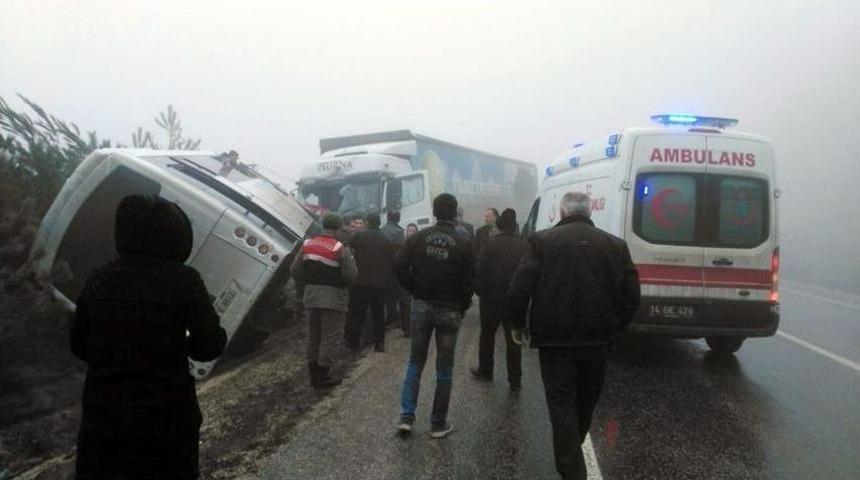 Yolcu Minib&uuml;s&uuml; İle Tır Kafa Kafaya &Ccedil;arpıştı: 3 Yaralı