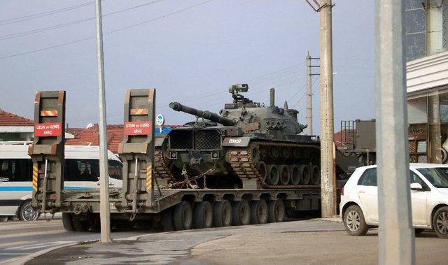 (&ouml;zel) Şehir Merkezinden Kışlaya Taşınan Tanklar Vatandaşı Şaşırttı 1