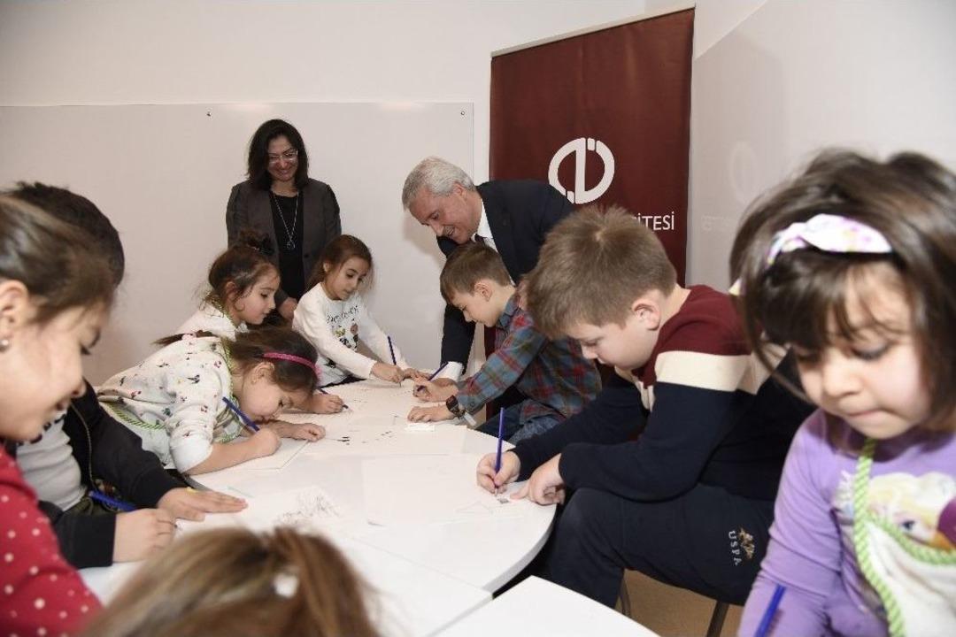 Anadolu &Uuml;niversitesinden Topluma Hizmete Yakışır Bir At&ouml;lye