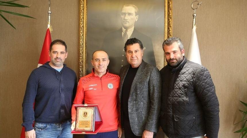Başkan Kocadon&rsquo;dan &Ouml;rnek Sporcuya Plaket