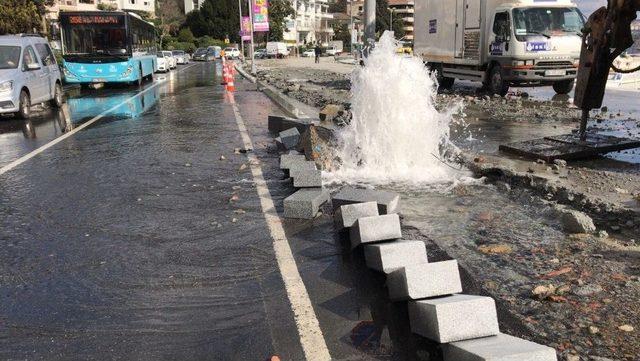 Bebek’te Su Borusu Patladı