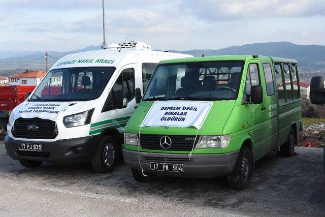 Ayvacık Belediyesi’nden Hizmet Araçlarına Depreme Karşı Farkındalık Pankartları