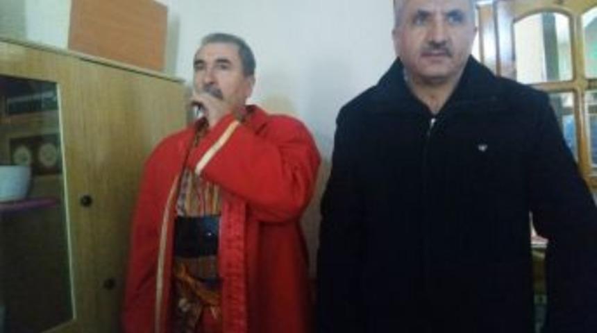 Cuma Namazında K&acirc;meti Mehter Kıyafetiyle Getirdi