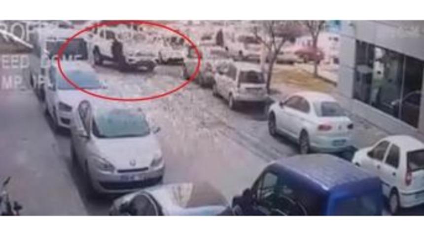 K&ouml;şeyi D&ouml;nen Ara&ccedil; Yayanın Ayaklarının &Uuml;zerinden Ge&ccedil;ti