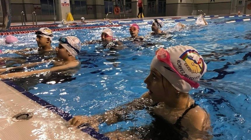 K&ouml;rfezli &Ccedil;ocuklar Tatilin Keyfini Y&uuml;zere &Ccedil;ıkarıyor