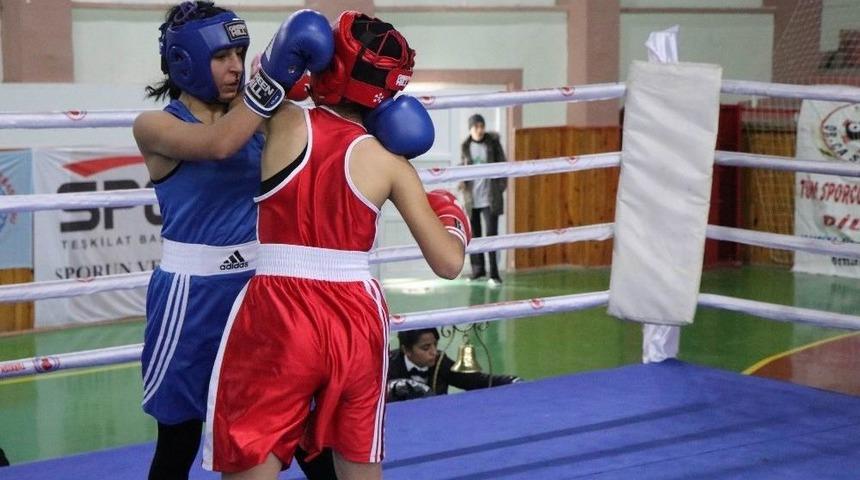 Kadınlar T&uuml;rkiye Boks Şampiyonasında Yarı Final Ma&ccedil;ları Başladı