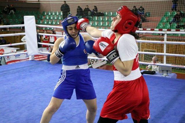 Kadınlar Türkiye Boks Şampiyonasında Yarı Final Maçları Başladı