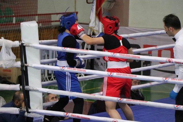 Kadınlar Türkiye Boks Şampiyonasında Yarı Final Maçları Başladı