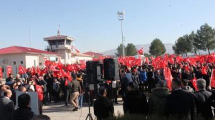 Siirtliler Afrin&rsquo;e Giden Askerler İ&ccedil;in Havaalanına Akın Etti