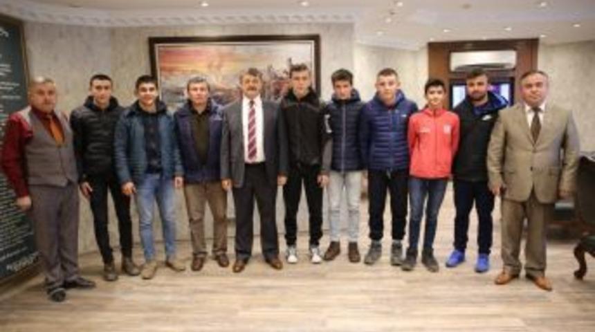 G&uuml;reş&ccedil;iler Mindere &Ccedil;ıkıyor